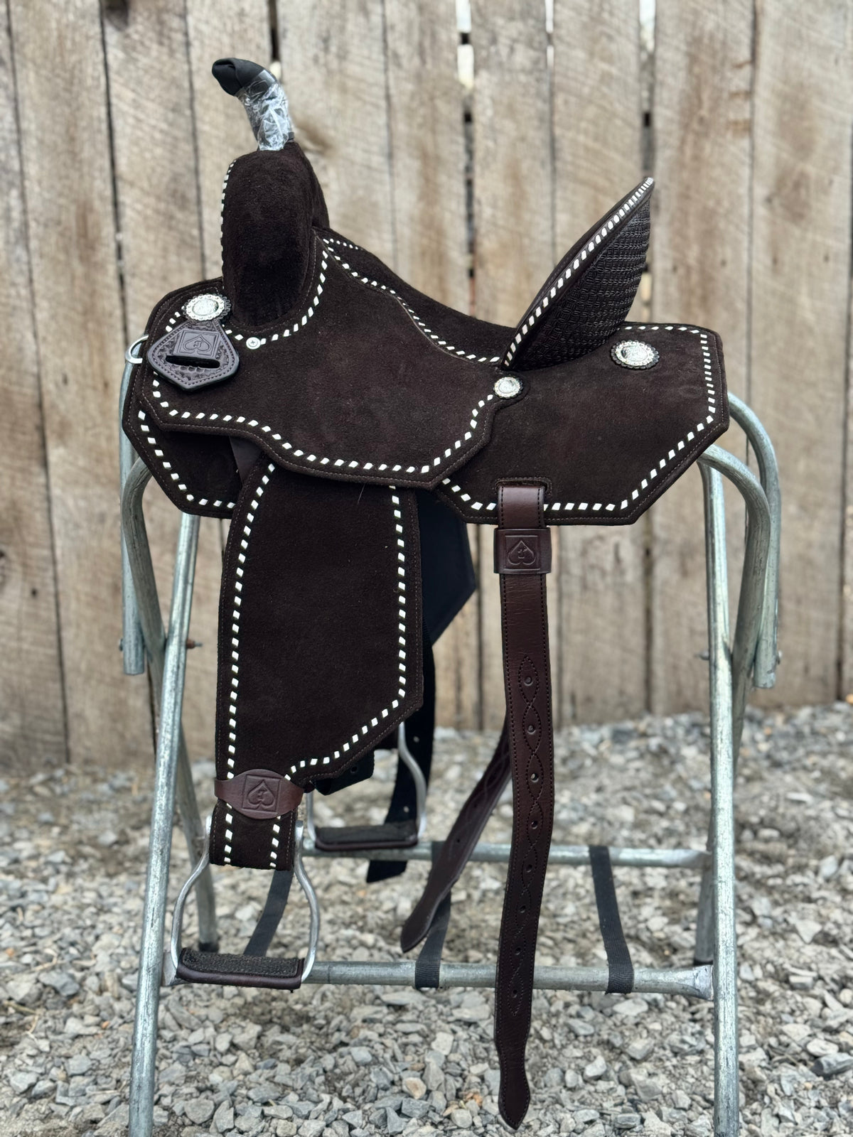 FEATHERWEIGHT CHAMPION CORDELL 茶 CHOCOLATE LIGHTWEIGHT SPINAL RELIEF | WHITE BUCKSTITCH SADDLE