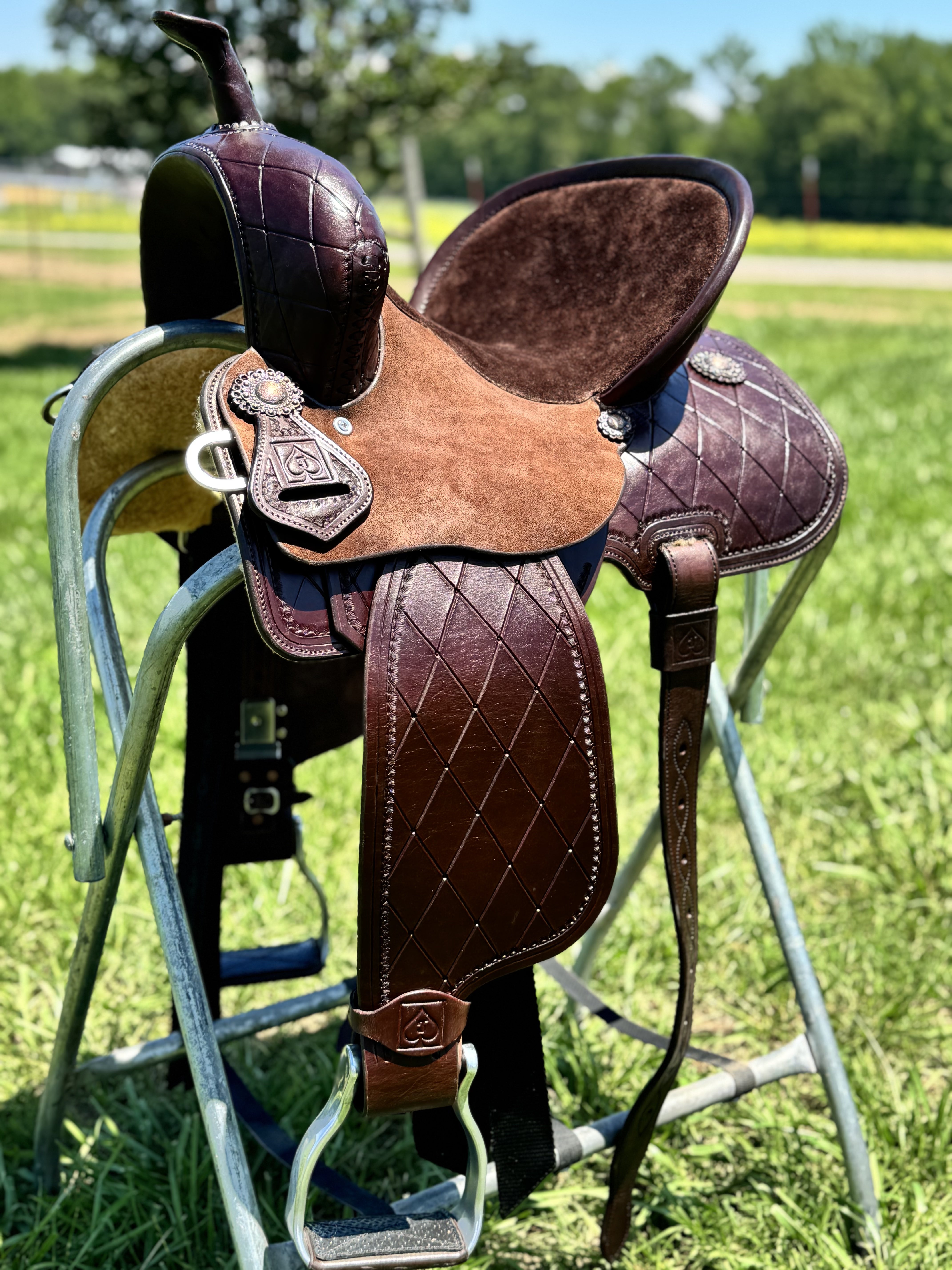 DIAMOND ALL LEATHER SADDLE | ROUND SKIRT PENCIL ROLL
