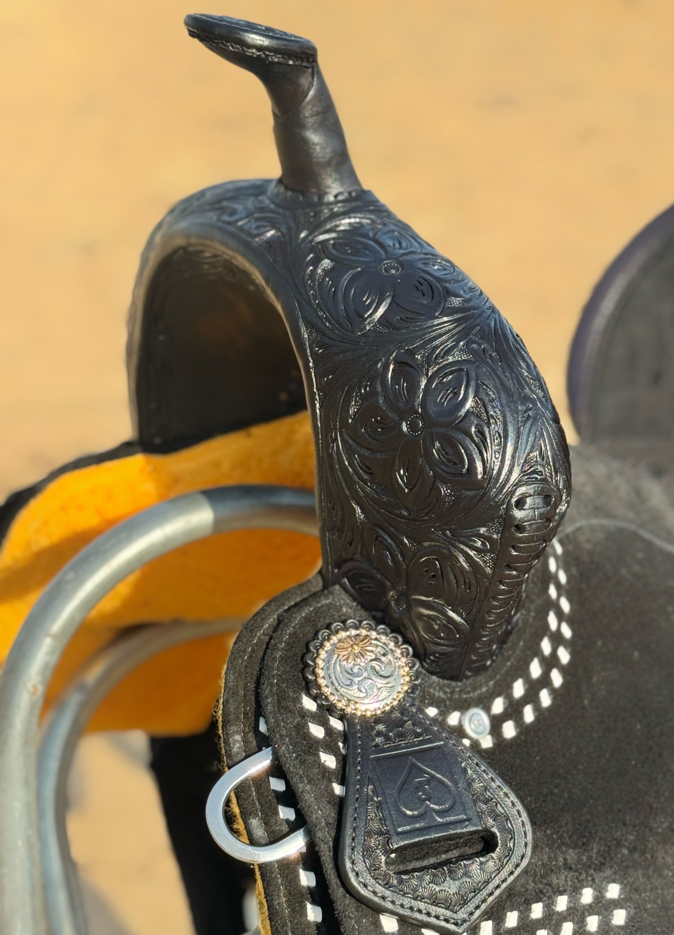 BLACKED OUT CARL SADDLE | PENCIL